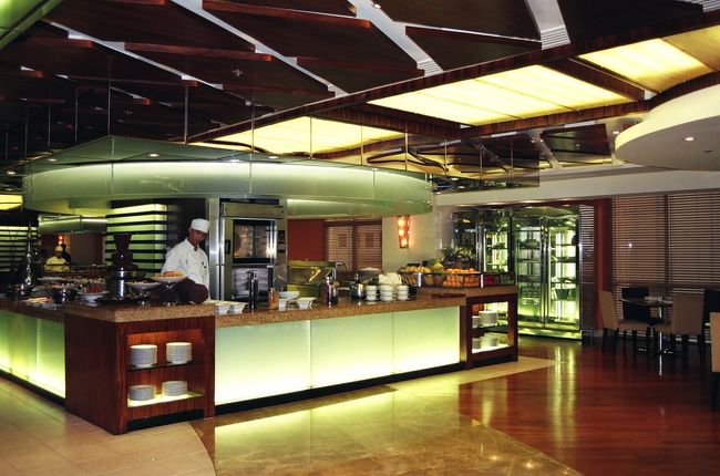 エルミタ地区にあるラグジュアリーホテル<br />「ハイアットホテル＆カジノマニラ」<br /><br />24時間営業のマーケットカフェでは<br />インターナショナル料理が楽しめます。