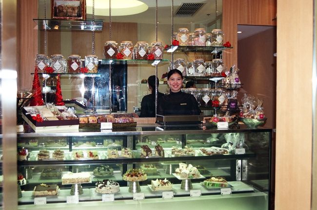 ホテル内にケーキショップも。