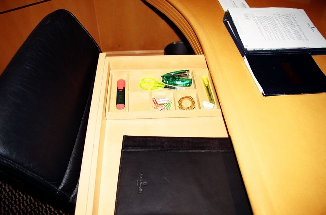 デスクにはクリップなどの細かいアメニティが揃っています。