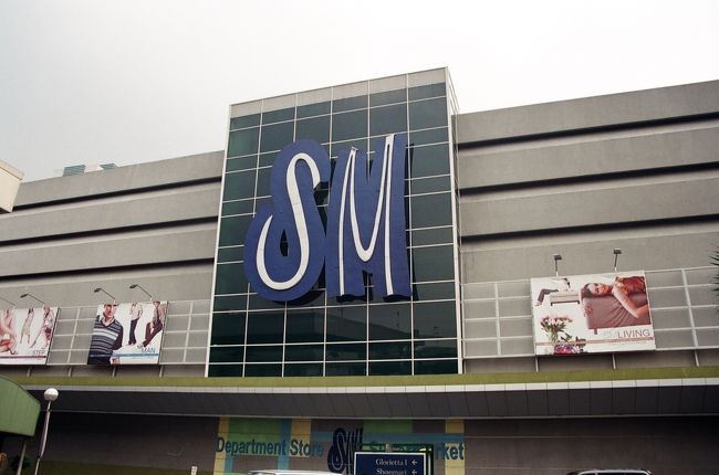 グロリエッタよりも安いショッピングモール<br />SM=シューマート。<br /><br />スーパーが入っていて、食料品などが<br />安価で手に入ります。