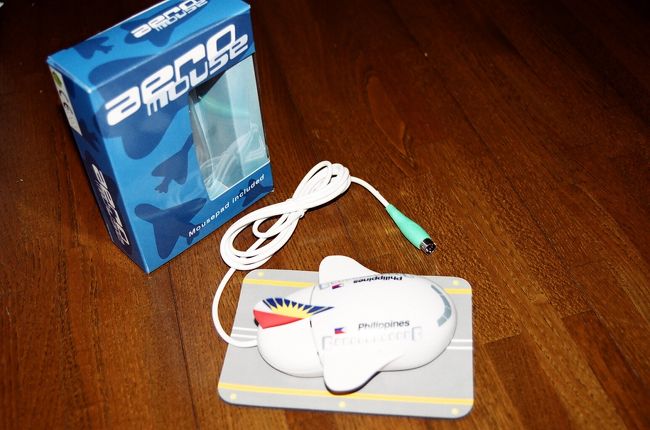 マニラ→成田へはフィリピン航空利用。<br /><br />機内販売してたマウスがかわいくて思わず<br />買ってしまった（US$9)<br /><br />WINDOWS専用です。<br />マウスパットが滑走路のデザインになっています。