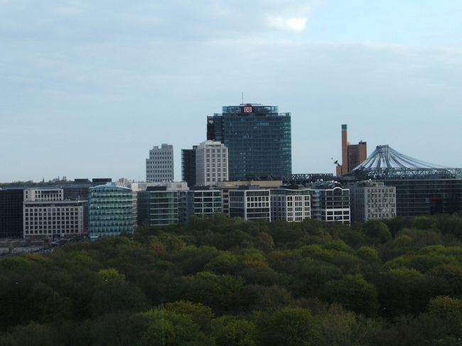 連邦議会からの眺め２　南西側<br /><br />ポツダム広場方面。ドーム型の屋根（愛知万博の「夢見る山」に似てますね。）がソニーセンター。中央のドイツ鉄道本社ビルが凄く目立ちます。そして周囲には緑が多いのが印象的。