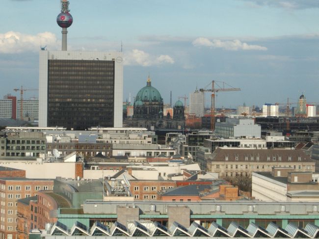連邦議会からの眺め４　東側<br /><br />旧東ベルリン方面。大聖堂が目立ちます。テレビ塔がワールドカップに備えてサッカーボールの模様になっているのもよくわかります。