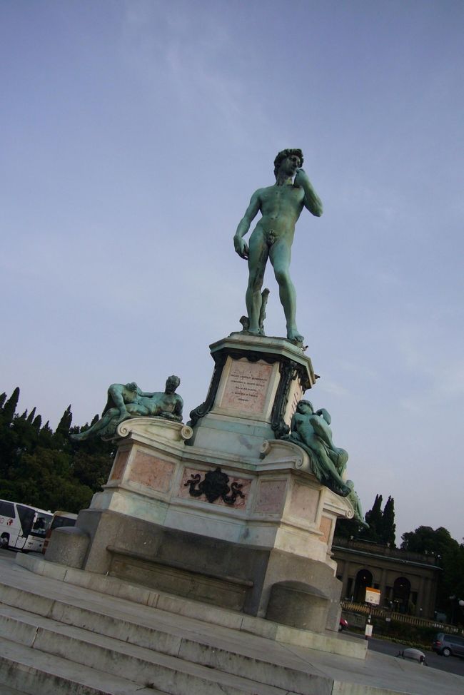 ミケランジェロ広場に着くと（レプリカの）ダヴィデ像がお出迎え。<br /><br />小高い丘になっているので、ここからドゥオモや市街が見渡せる。<br />この辺りは別荘が多く、涼しいらしい。<br />高級ホテルなどもあります。（天皇陛下が宿泊したらしい）