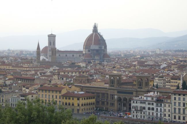 ミケランジェロ広場からみたドゥオーモ<br /><br />ドームになっている部分がクーポラ。登ることもできます。