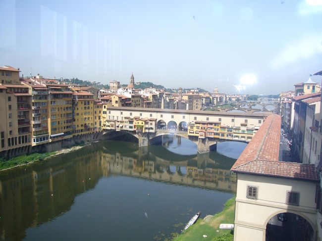 ウフィッツィ美術館の廊下から見たアルノ川。<br />館内は撮影禁止でしたが、外を撮るのはOK。<br /><br />ガイドさんの説明を聞きながらだと、その背景なども知る事ができる。<br />傑作がどのように生まれたのか？それが分かるのがいいです。<br /><br />ミケランジェロの「聖家族」がとても綺麗でした。<br />これは写真？と錯覚する程、見事なタッチ。<br /><br />途中から自由見学し、一階のお土産屋に。<br />私は「春」マグカップ（８ユーロ）を購入。