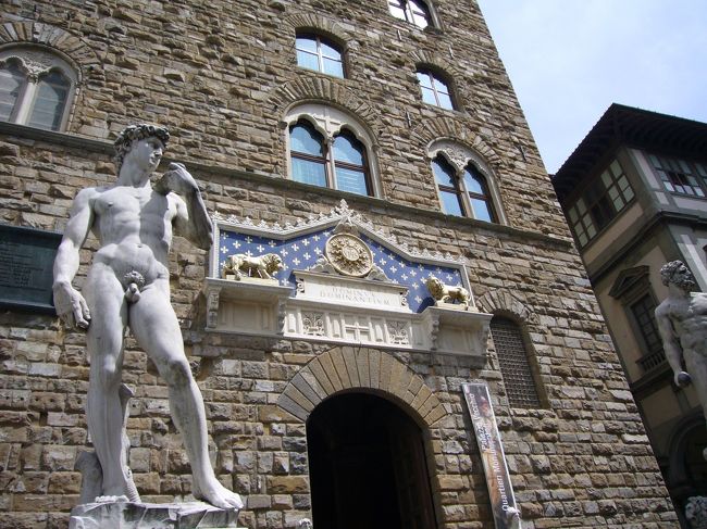 パラッツォ・ヴェッキオ前のダヴィデ像<br /><br />以前は本物のダヴィデがここに。本物はアカデミア美術館の中にあります。