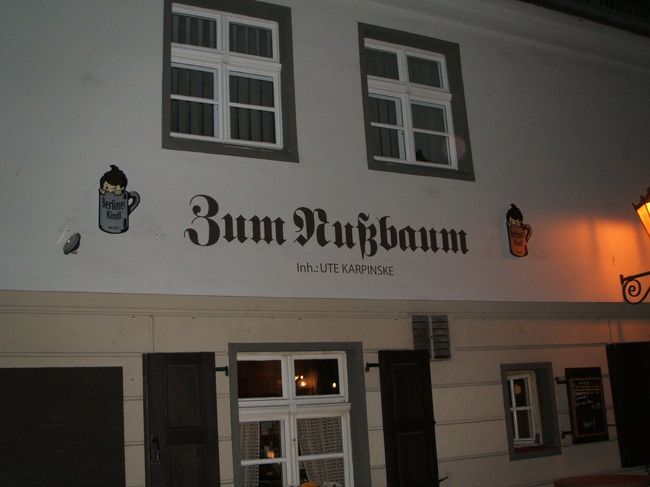 チェックポイント・チャーリー観光後、地下鉄に乗り、ニコライ地区にある、ツヌ・ツバウムというドイツ料理屋さんへ行きます。店は住宅街の一角にあります。