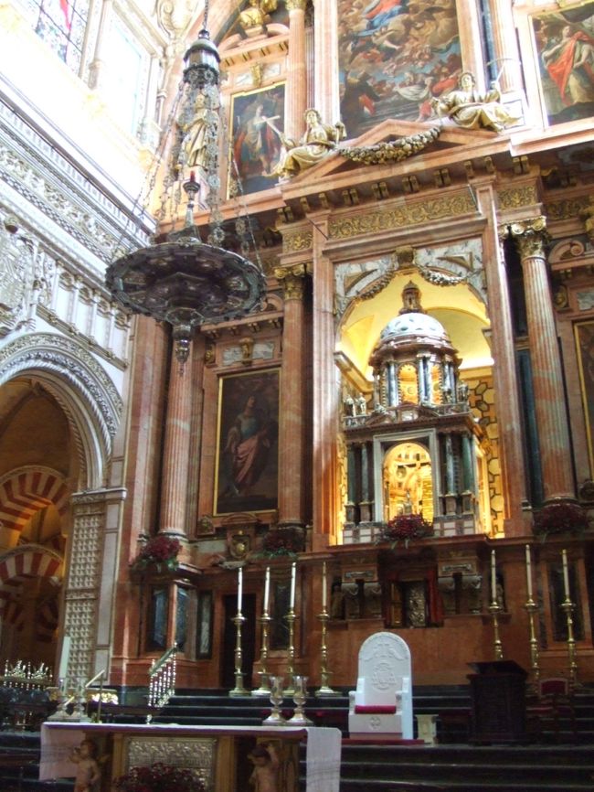 こちらはキリスト教の時代に作り直した主祭壇