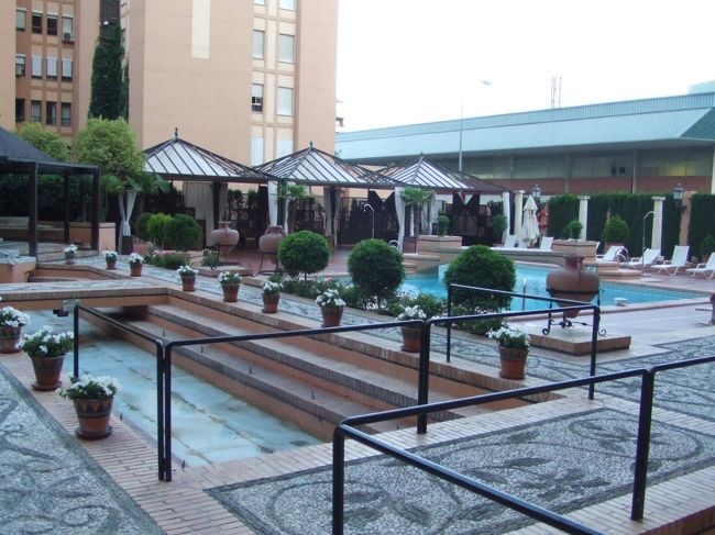 今回とまったグラナダの「サライホテル」の中庭。<br />朝、誰もいないとき・・・