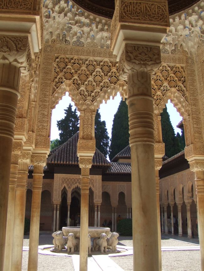 イスラムの色濃い、ライオンのパティオ。ここは「ハーレム」だったエリアの中庭。ライオンの飾りのついた噴水があります。