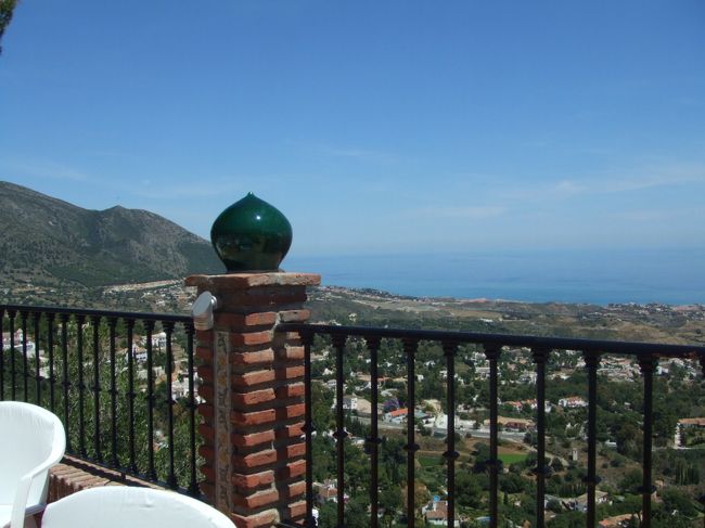 コスタ・デル・ソルの山の街「ミハス｣でお昼ご飯を食べたレストランのテラスから地中海を一望です。