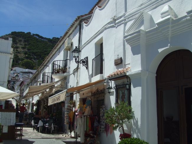 白い街「ミハス｣の小道。白い壁のおうちが続きます。