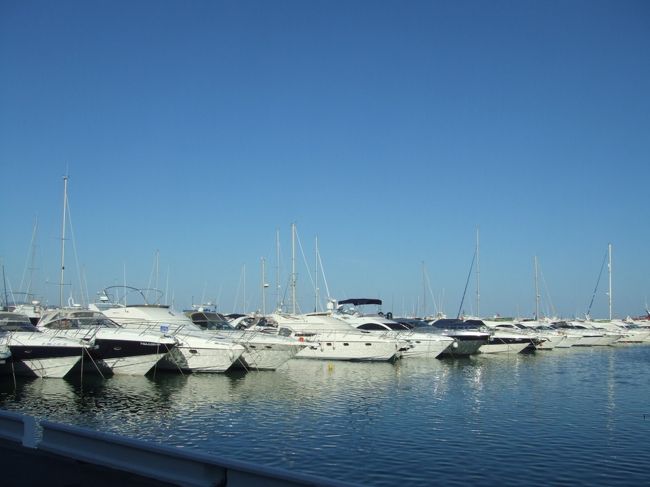 コスタ・デル・ソルの町プエルト・バヌスのヨットハーバー。たくさんの国籍のヨットが停泊中。