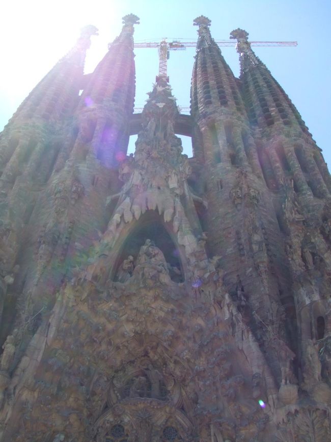 最後はガウディの街「バルセロナ｣を訪れました。<br />聖家族教会は２年でずいぶん作業が進んでいました。