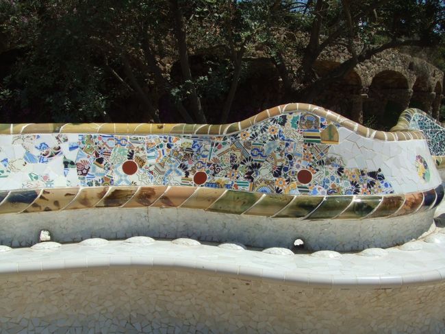 タイルの破片（？）でできた座りやすいベンチ