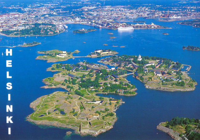 飛行機に乗れなかったので絵葉書で。<br />手前がスオメンリナ。島の右上のひときわ高い建物が教会。そのすぐ左上が船着場。<br />遠くに見える湾がヘルシンキ港。正面の大きな船がViking Lineの乗り場。湾の左側にSilia Lineの乗り場。（船は後ろ姿）。<br />
