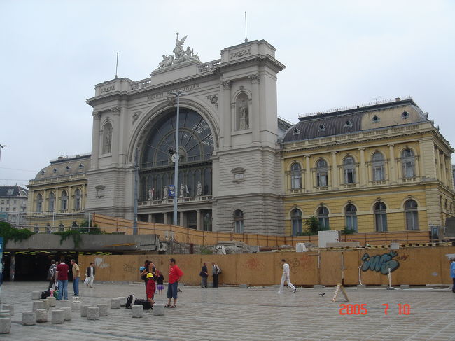 ブダペスト・ケレティ駅。改装工事中でしたが、とても美しい建物でした。