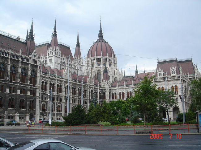 １９０２年に建造された国会議事堂。<br />ルネッサンス様式とゴシック様式が組み合わされた建築の美しさに圧倒された。