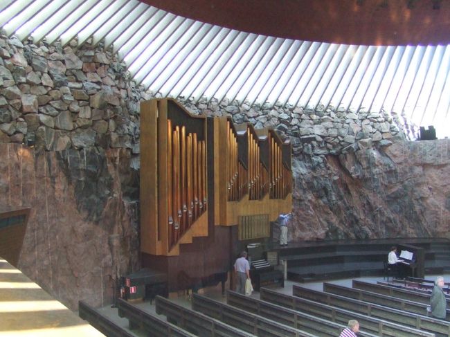 岩をくりぬいて作った教会「テンペリアウキオ教会」の内部。音響効果いいので、ピアノの生演奏を毎日しているそうです。