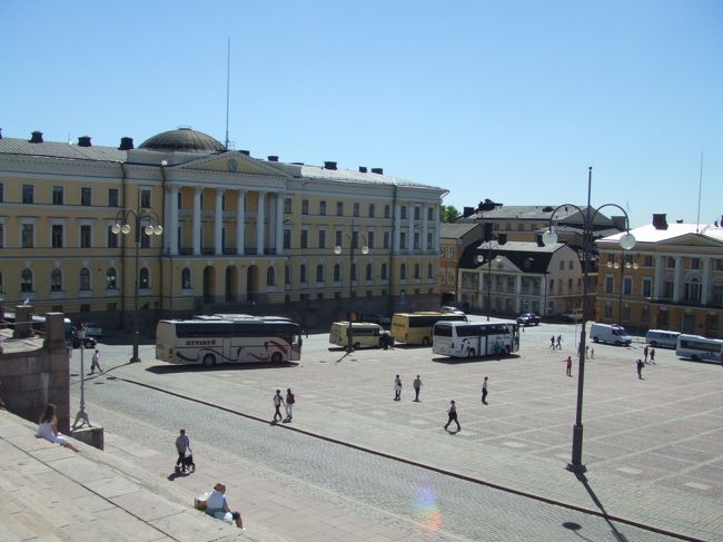 元老院広場をウスペンスキー教会の前から望んで見ました。