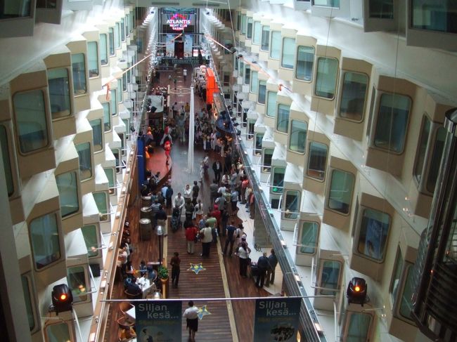 「シリアライン｣の中はまるで巨大な街のよう