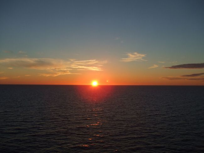 日の入りは夜10時45分ごろでした。