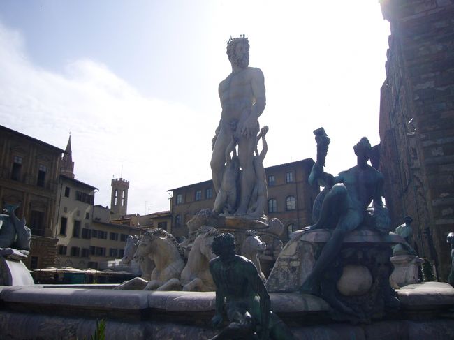 シニョリーア広場の噴水<br /><br />サヴォナローラの火刑が行われた場所。<br />ここにはコジモ一世の騎馬像やダヴィデ像のレプリカ、メデゥーサの首を持つペウセウスなどの彫刻が立ち並ぶ野外美術館のような場所。
