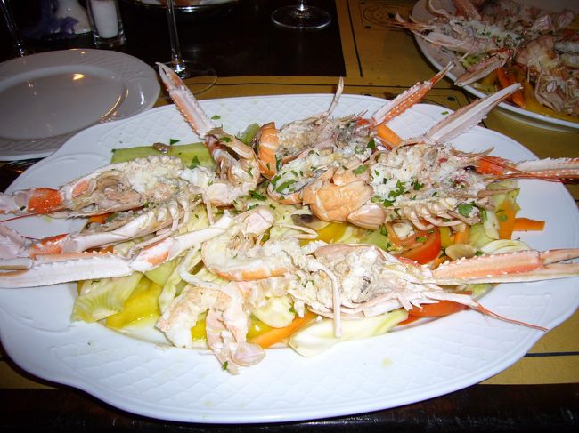 午後からのフリータイムを利用して、換金のため銀行探し。<br />使えないT/Cを持って来てしまったのだ。<br />そんなんで、2時間もタイムロス。<br /><br />アカデミア美術館方面にスーパーがあるというので、探しに出掛けた。<br />Kマートみたいなのを想像していたら、ただの食品スーパー。<br />お土産になりそうなものはゲット出来ず、水だけ買って戻って来た。<br />するとドゥオーモ近くにステキなファーマシーがあった。<br />ここにはパスタ類やお菓子、化粧品などお目当てのものがっ！<br />ようやく満足し、一度ホテルへ戻ったのだが、お友達がサンタマリアノヴェラ薬局へ行きたいと言うので、落ち着く暇なくまた探しに出掛けた。<br />地図ではホテルのすぐそばなのに見つからない！中央駅の方までグルッと探すも見つからず。。。<br />諦めてホテルに戻りかけた頃、それはホテルの当面にひっそりと小さな入り口にがあった。<br />薬局＝緑の十字マークという概念から見つけられなかったのだ。<br /><br />とにかくお目当ても買えたので、安心して食事へ。<br />添乗員さんおススメのレストランへ。ここには日本語メニューがありました。<br /><br />1皿目「ゴルゴンゾーラのジャガイモのニョッキ」12ユーロ。<br />濃厚なチーズなので、途中で飽きてしまったので知人がオーダーした「ポルチーニ茸フェットチーネ」をシェア。和風っぽい味で日本人好みの味です。<br /><br />2皿目：「手長えびのグリル」一皿に4匹も盛ってあったので超ビックリ！！日本で食べたら一皿1万円は下らない。それが25ユーロ。<br />今考えてもこの日のディナーが一番豪勢で美味しかった。これで２５ユーロ。<br />場所はフィロレンティーナ教会の近く（コルソ通り）