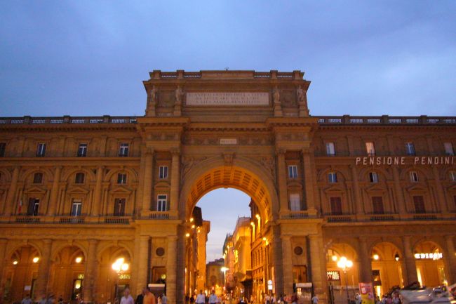 夜のレプブリカ広場<br /><br />午後からのフリータイムでは普通、こんなことをするようだ。<br />・オプショナルを組んでピサへ<br />・アウトレットに買い物へ<br />・ドゥオーモのクーポラに上る<br />・ヴェッキオ橋を散策<br />なのに私達と来たら、迷いに迷って時間ばかりかかって<br />まともな観光が出来なかった。<br />そもそもは使えないT／Cを持って来た私のせい。。。<br />次回への課題を残し、フィレンツェを後にするのでした。<br /><br />ちなみに、ジョルジオ・アルマーニの定員さんはみんなカッコよかった！！