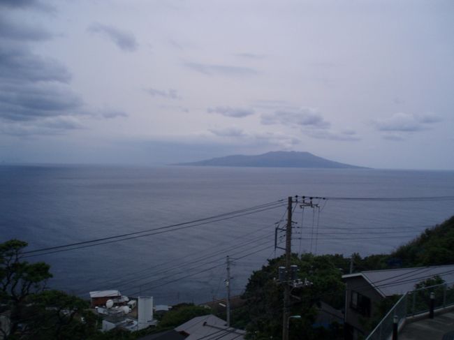 翌朝、無事到着。天気まずまず。早速宿に向かい、ドルフィンスイムの用意を。向こうに見えるのは、三宅島。近いねぇ〜