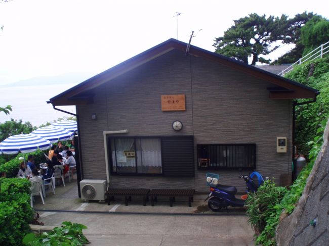 昼食を食べた食堂。自分たちが入るときには空いていたが、食べ終わる頃にはこの有様。ものすごく込みすぎ。島には食堂が２軒しかないらしく、こうなってしまうらしい。店員は２人。。。がんばれぇ