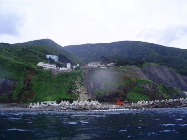 翌朝、東京に帰ることに。本来は午後の予定が、天気も怪しく、着岸できるか不明のため、安全策をとって朝便に乗り込む。ここから、八丈⇒御蔵⇒三宅⇒東京と、果てしなく長い船旅へ。所要時間１２時間以上！さよなら御蔵島。とりあえず眠いんで寝ることにＺｚｚｚ