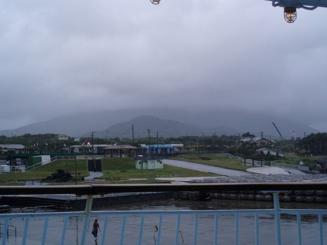 八丈到着。凄まじい風と波。港を飛んでいるカモメも心なしかふらついている。帰島する客以外上陸は許されず、ぼーっと眺めるだけ。さよなら八丈