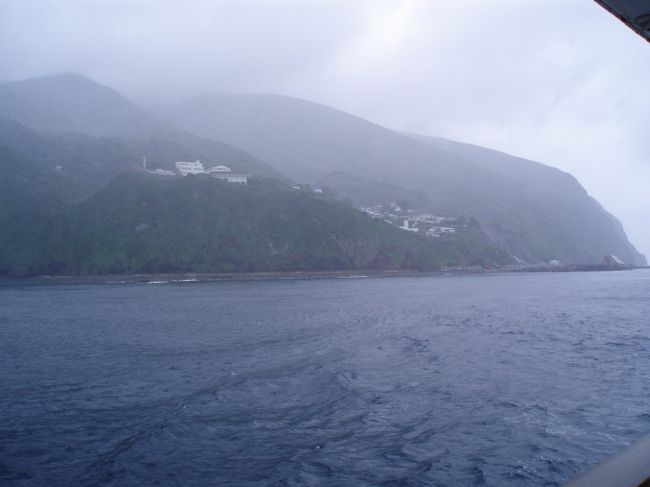 数時間後、再び御蔵島へ。八丈の様子を見た後では、さすがに着岸はむりだろーと思っていたが、なんと着岸。風向きによって波の様子も違うのね。あらためてさよなら御蔵島。<br /><br />さらに数時間後、切ない船内音楽と共に東京へ無事到着♪