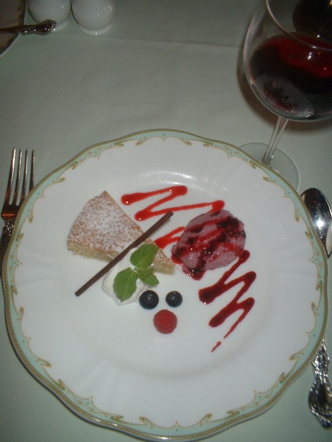 紅茶のケーキとミックスベリーソース