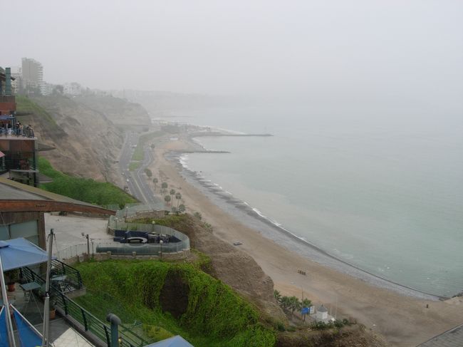 私の住むカナダのとある田舎町からバンクーバー、トロント、と乗り継ぎリマへ。私の横に座った人がかなり大きな人で椅子を１ヶ半使うため、狭くって足が痺れて変な筋肉痛になりました。辛かったです。<br />さてリマに到着、朝５時半。昼までぐったりしていたのですが、暇なのでミラフローレス地区へ。おかしな曇り空だったけれど徒歩でラルコマルへ。綺麗な海岸線を眺めました。