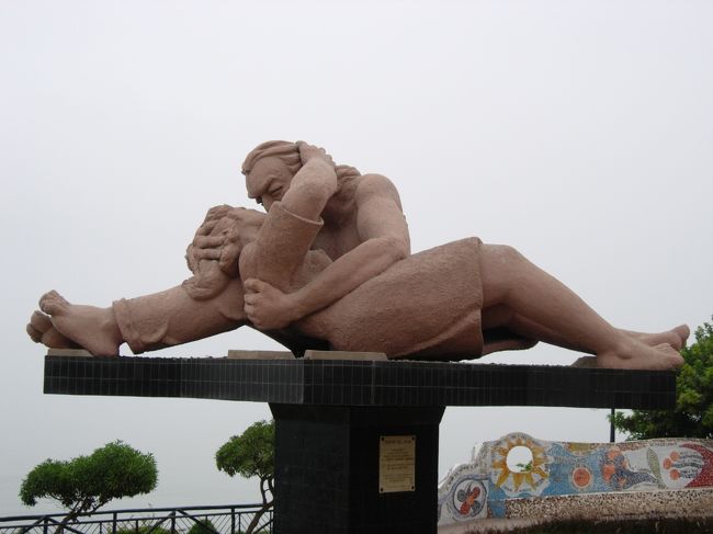 恋人たちの公園へ。ブチュッと激しいモニュメントを写真撮影する横で何人もの熱々カップルが！！！モニュメントと同じ事をしています。その後徒歩にて予約していた天野博物館へ。（迷いながら到着）かなり良かったです。説明も日本語だし。何年も英語生活しててもやっぱり日本語での説明が一番です。内部は写真撮影禁止なので写真はありません。