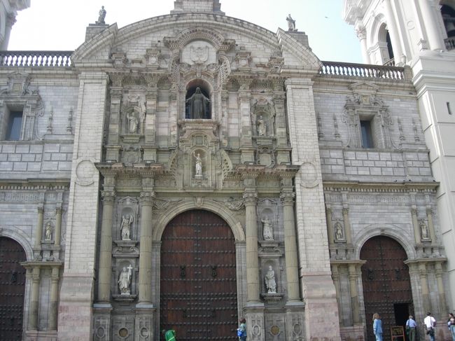 ５月２６日（金）リマ旧市街セントロへ。アルマス広場、カテドラルを見た後中央準備銀行博物館へ。