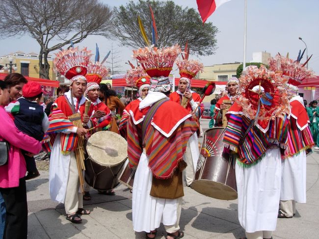 拷問人形のある宗教裁判博物館での写真撮影は控え、ミイラのある国立人類考古学博物館へ。博物館の前の広場でお祭りがありました。