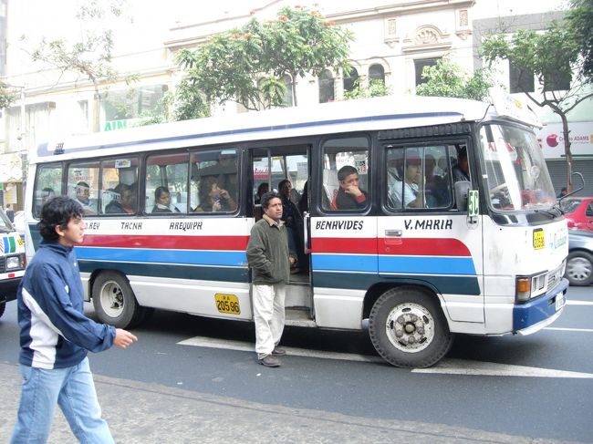 町中で見かけた乗り合いバス。