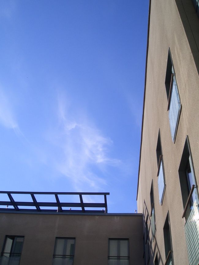 ホテルからの空。<br />ヘルシンキ１日目。<br />この青空を見にきたんだよ。<br /><br />･･･でも、一緒に行った友人がダウン･･･<br />「ひとりでも大丈夫な街だから行ってきて････」<br />「そ、そんなぁ･･･」<br /><br />でももったいないので一人旅となりました。