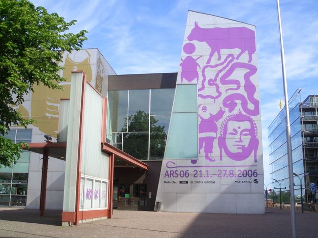 では、今日はダウンしている友人が行ったことのある場所を回っておくことに。<br />まずは国立現代美術館キアズマ。<br />ぜひ来たかった美術館。<br />な、なんだか派手なんですけど･･･<br />後で友人に聞いたらいつもとは違うそう。<br />これは今回の企画展のためのものらしい。<br />それにしても建物全体をアートに･･･大胆。