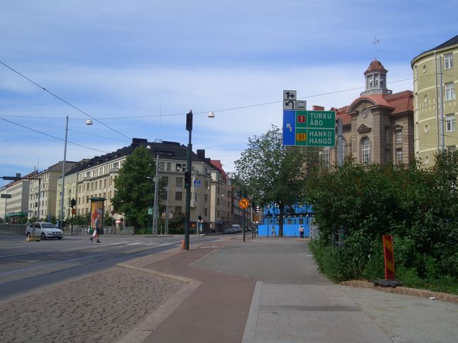 お昼には一旦ホテルに戻ろうと思ってたので、<br />その前にもうひとつ。<br />目的地へ歩きます。<br />日曜だから？ヘルシンキだから？<br />人はほとんど歩いてません。<br />でもこんな日曜の散歩ができるなんて･･･<br />来てよかった。