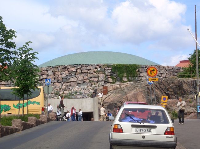 観光バス発見!!!<br />しかもたくさん。<br />ここはテンペリアウキオ教会。<br />ロックチャーチと呼ばれるだけあって埋もれてます。