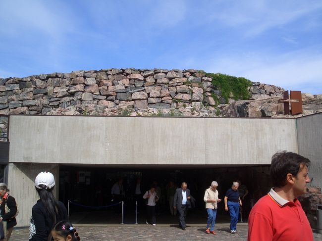 入り口。<br />ほんとに教会？<br />端に申し訳なさそうにクロスが。<br />それにしてもすごい人人人。