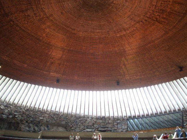 中に入ると格子から陽が差し込んで綺麗。<br />自分も人だかりの中のひとりだけど、<br />もっと静かな時にこの空間を味わえたら幸せだろうな。