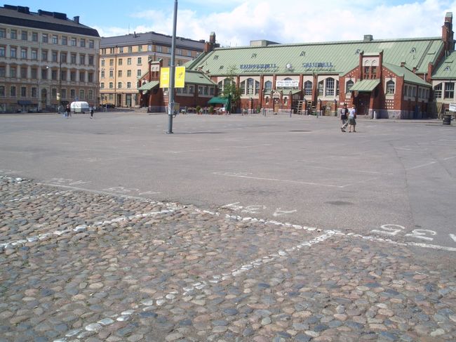 ホテルに戻っても友人の調子回復せず･･･<br /><br />日曜ならでは！と言うところへ行ってみようと、<br />港の方へ歩き始めた。<br />目指すはHietalahdentoriのフリーマーケット。<br />やっとの思いで着いたのにぃ･･･<br />お休みでした。<br />でも地面には確かにマーケットがあるらしい痕跡が。