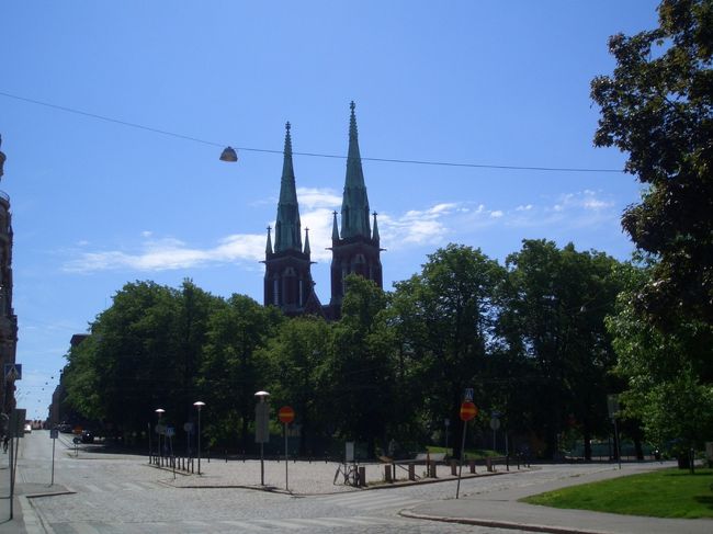 気を取り直し･･･<br />というかこれ以上決めてない。<br />でも、せっかくの天気。<br />歩いてどこかへ。<br />と、いうことでデザイン博物館へ。<br />ヘルシンキは緑が多く素敵な街。