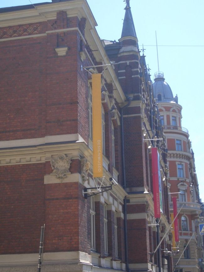 デザイン博物館。<br />１Fは現代作家<br />２FはIttalaの歴史<br />地下はフィンランドデザインの歴史<br />ほとんど人もいなくてゆっくり観ることができた。<br />特にIttalaの歴史では、アアルトの?サヴォイ・ベース?の製造工程と、初期のベースを見ることができた。<br />手吹きであの形の型に入れて作るんだ･･･<br />地下の展示もフィンランドのモダンでも温かいデザインを堪能できてよかった。